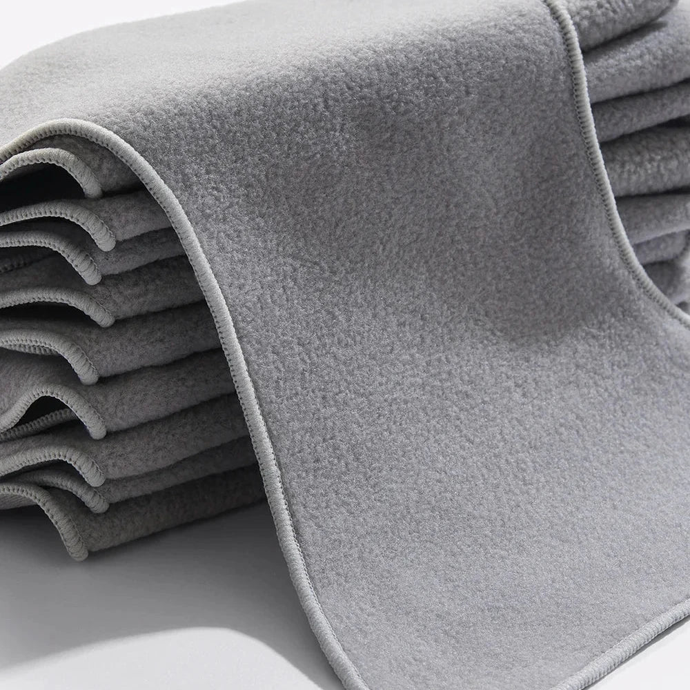 Stapel grauer Bambino Mio Fleece Liner