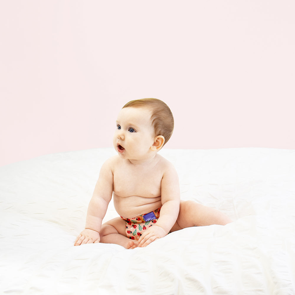 Baby sitzt in Bambino Mio MioSolo Loveable Ladybug