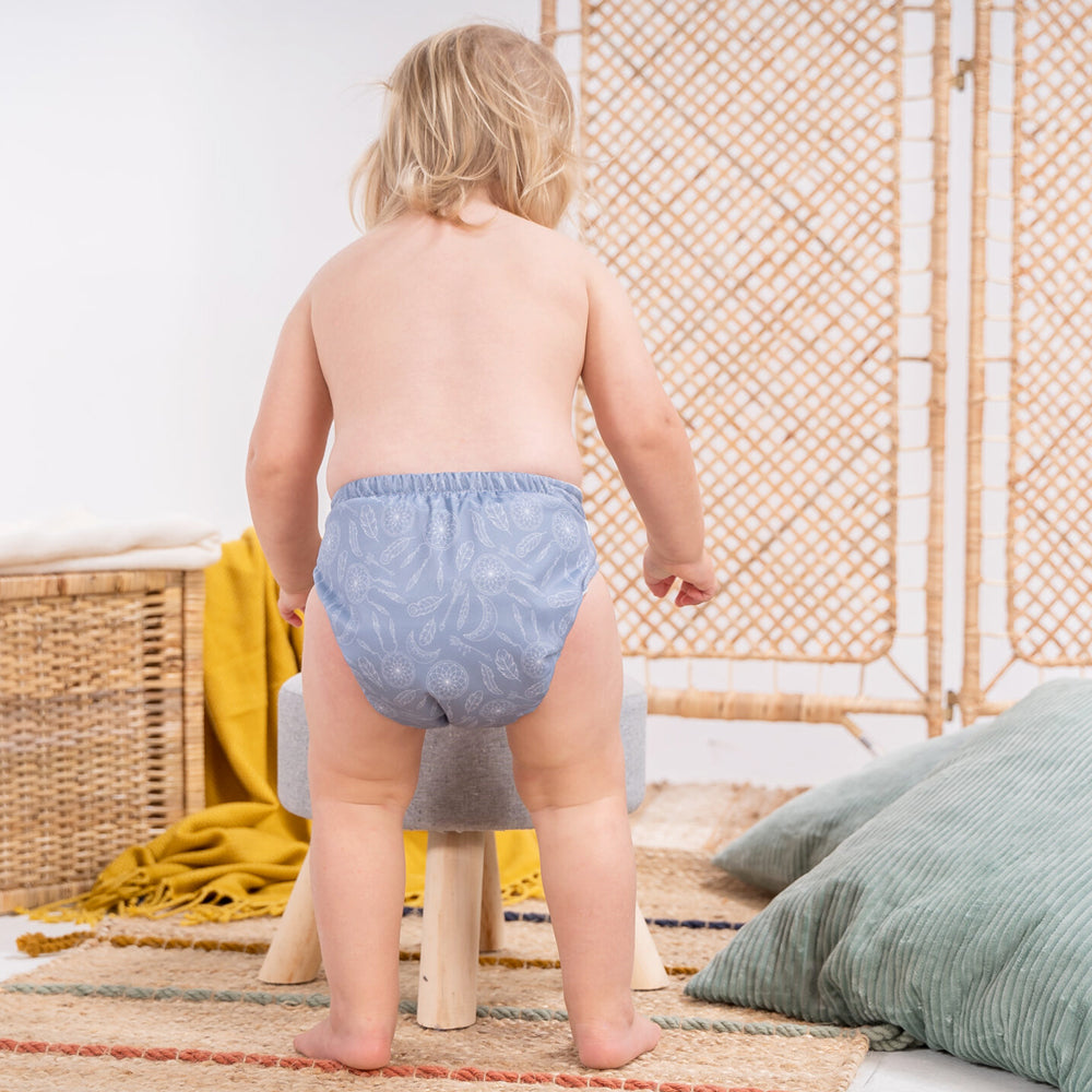 Kleinkind in der Doodush Überhose V2.0 mit Laschen im Design Sweet Dreams – weiteres Anwendungsfoto