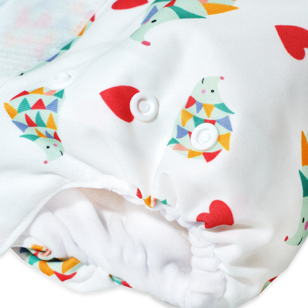 Nahaufnahme der Little Clouds SuperCloud All-in-One-Windel im Design Igel mit Details zu Stoff und Verarbeitung