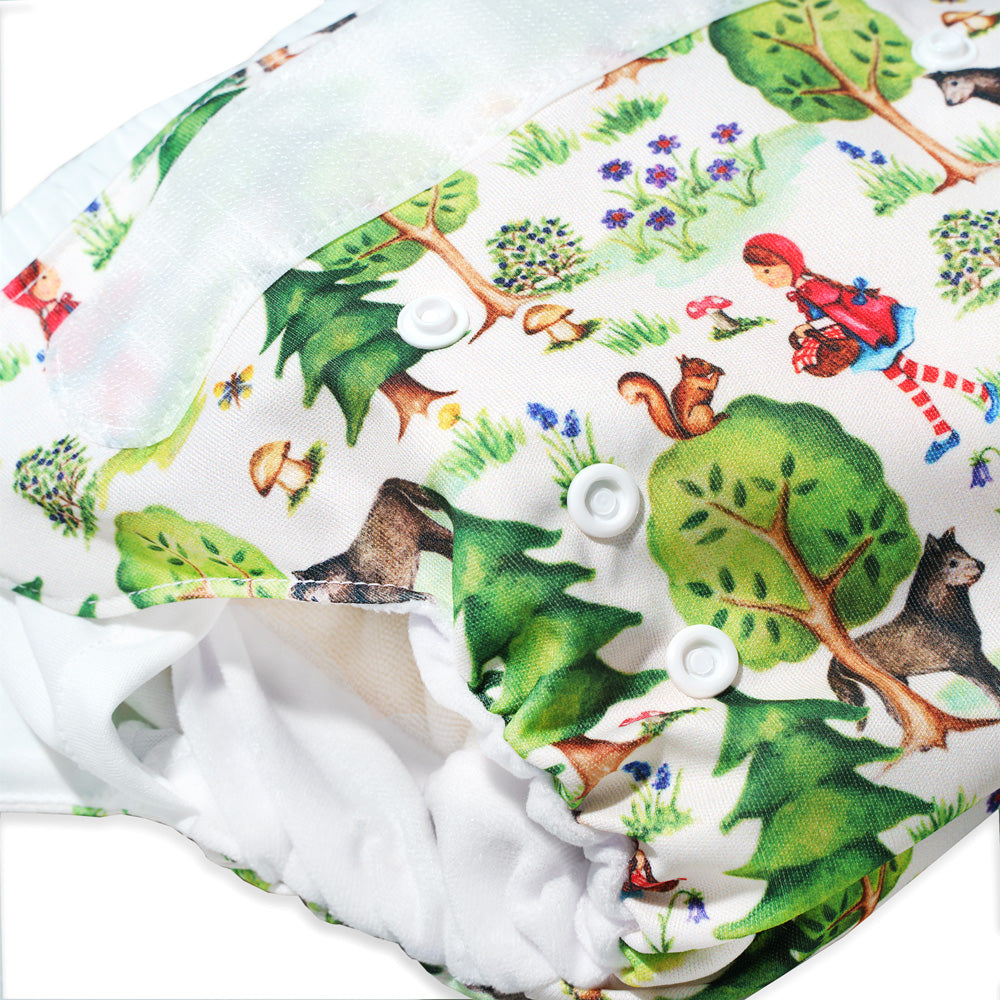 Nahaufnahme der Little Clouds SuperCloud All-in-One-Windel im Design Rotkäppchen mit Details zu Stoff und Verarbeitung