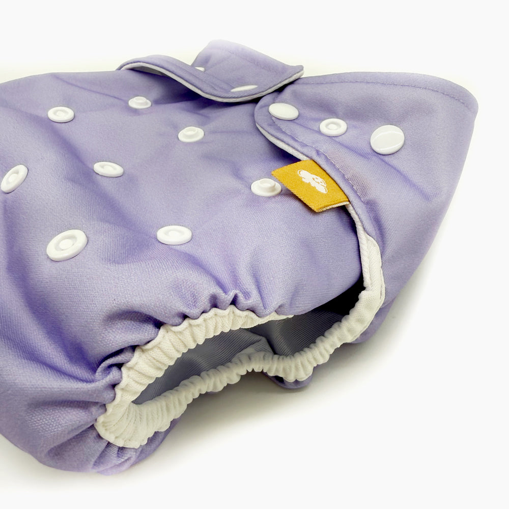Nahaufnahme der Little Clouds Prefold-Überhose Gold Edition in Lavendel: weiches Beinbündchen und Druckknöpfe