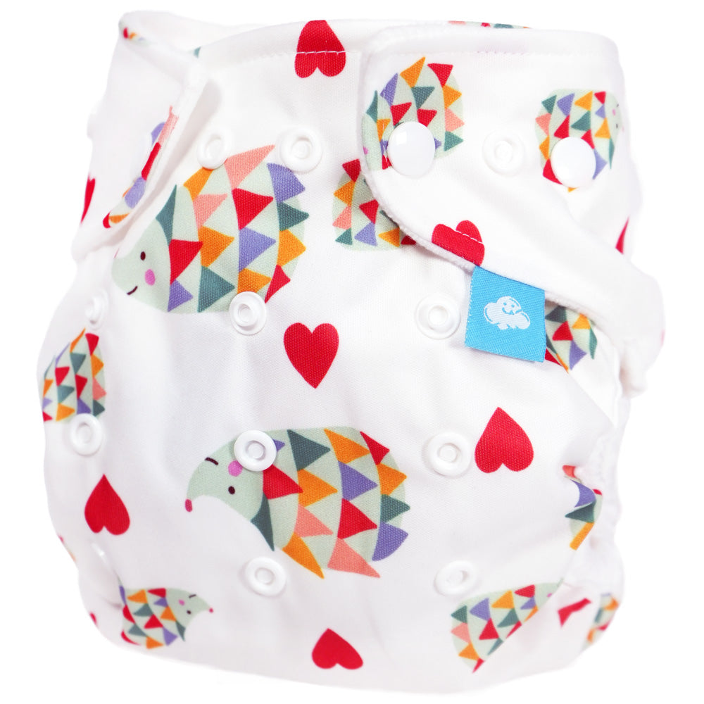 Little Clouds Prefold-Überhose aus PUL im Design Igel schräg von vorn: bunte Igel und rote Herzen auf weißem Grund