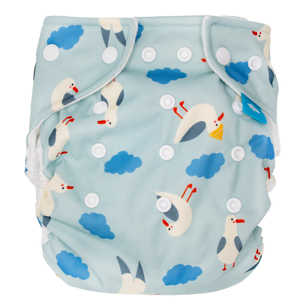 Little Clouds Prefold-Überhose aus PUL im Design Möwen von vorn mit Druckknopfleiste zur Größenanpassung