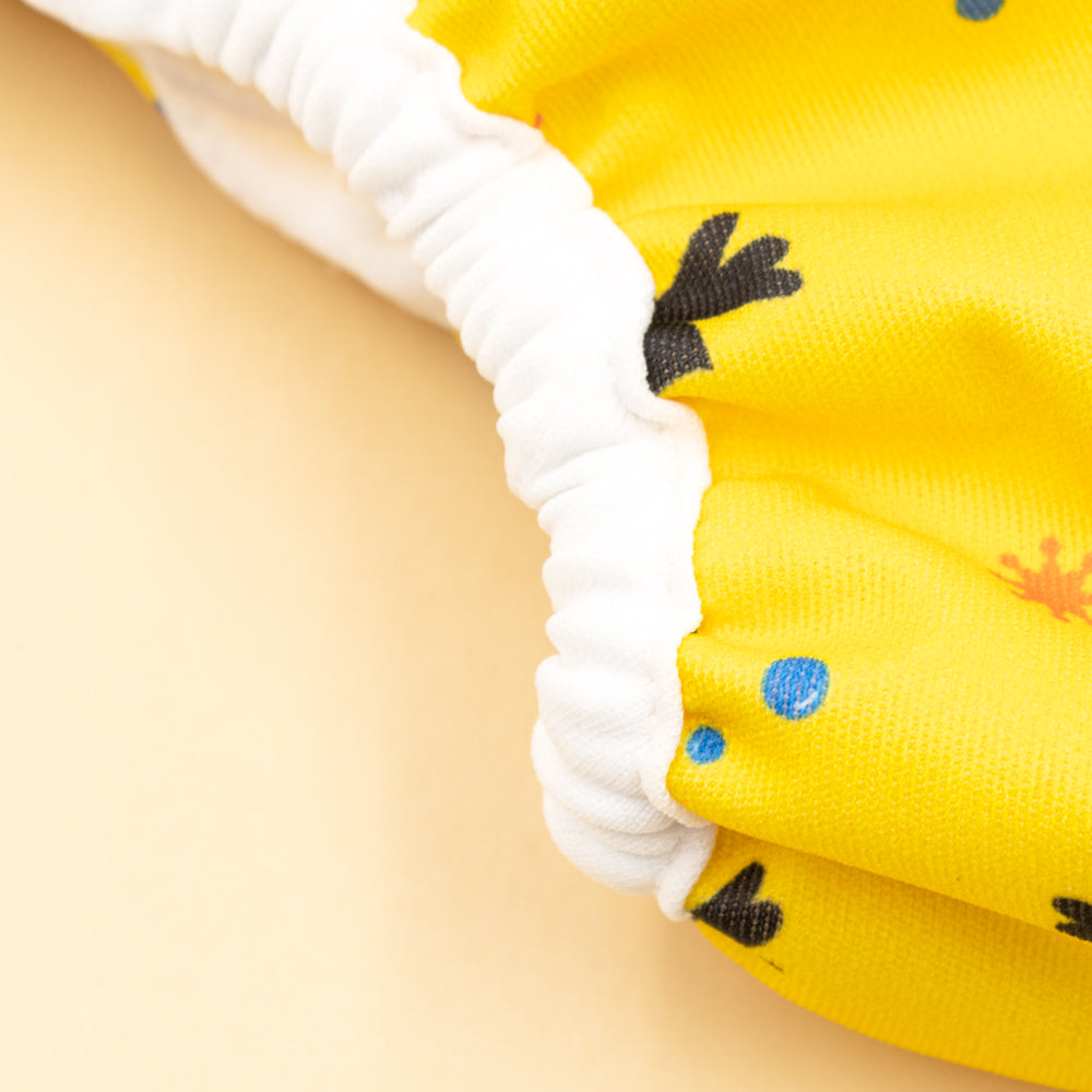 Nahaufnahme des weichen Beinbündchens der Little Clouds Prefold-Überhose aus PUL im Design Papageientaucher
