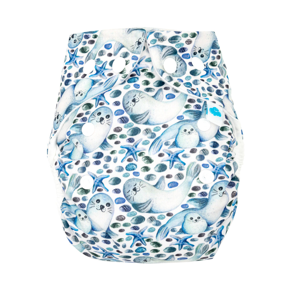 Little Clouds Prefold-Überhose aus PUL in Newborn-Größe im Design Robben von vorn mit Druckknopfleiste zur Größenanpassung