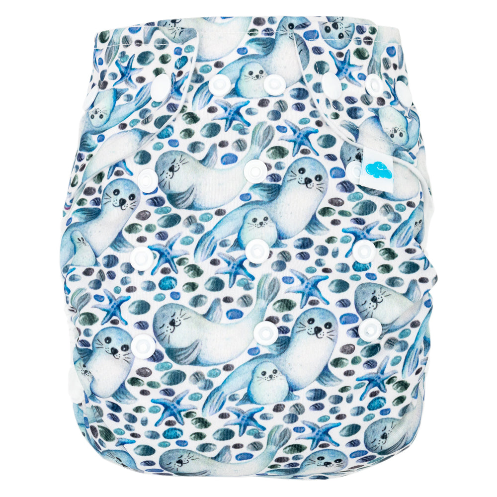 Little Clouds Prefold-Überhose aus PUL im Design Robben von vorn mit Druckknopfleiste zur Größenanpassung