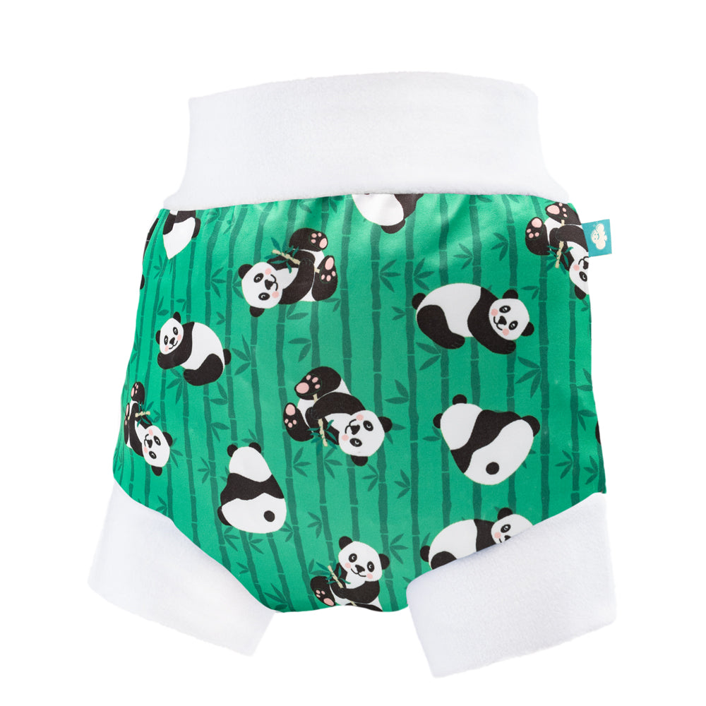 Little Clouds Schlupfhose V2 aus PUL im Design Bambus Panda von vorn: grüner Grund mit Bambus und Pandabären, weißer Bund und Beinbündchen