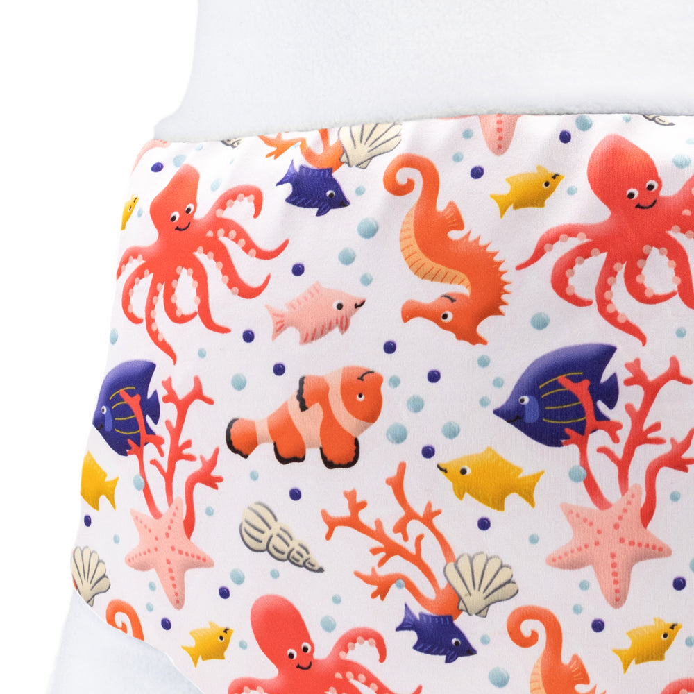 Nahaufnahme der Little Clouds Schlupfhose V2 aus PUL im Design Riff: Kraken, Seepferdchen und bunte Fische