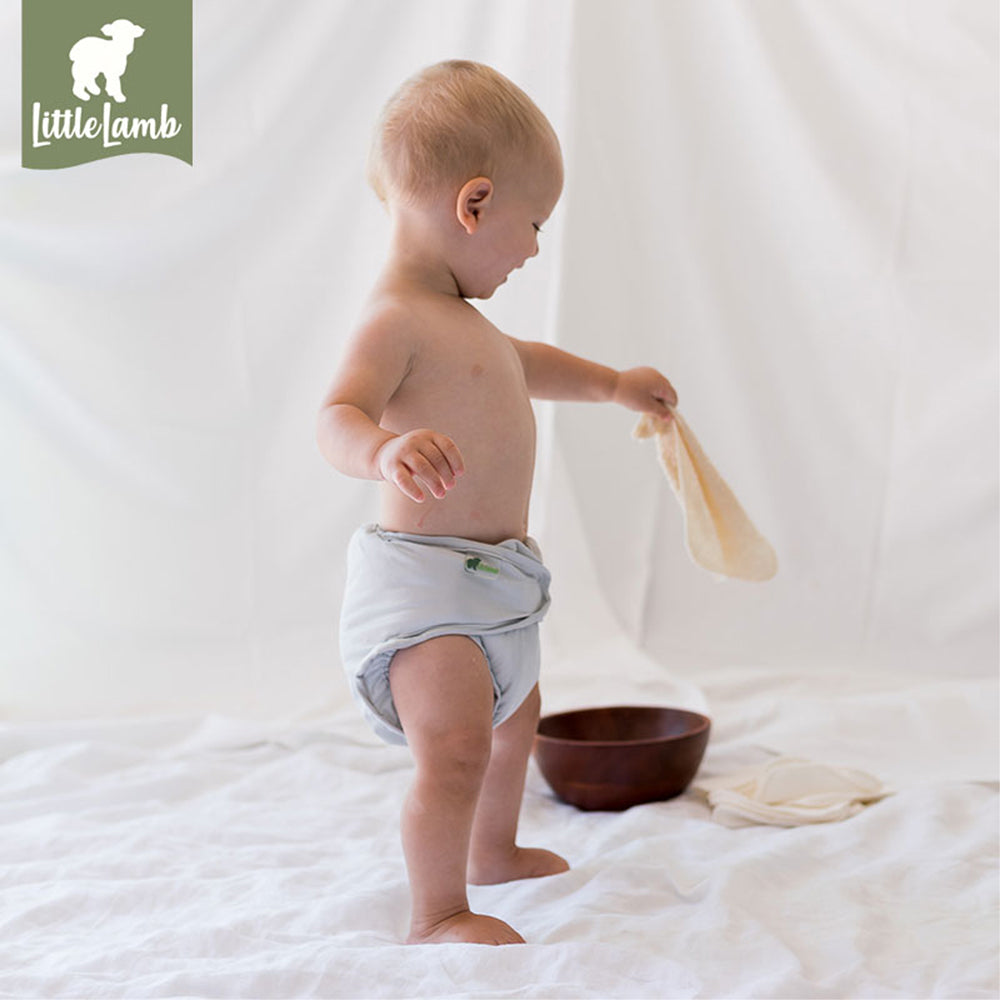 Stehendes Baby an einer Schüssel mit Little Lamb Bambus-Waschlappen, Anwendungsbeispiel