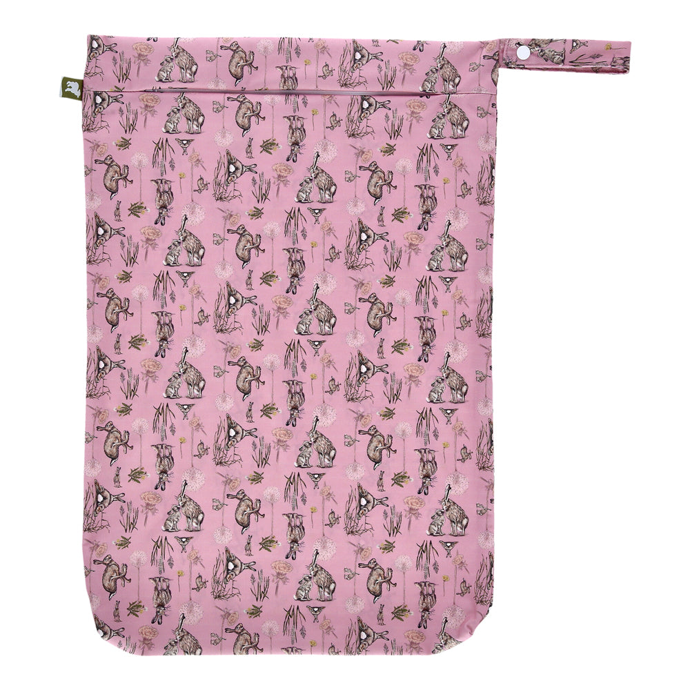 Little Lamb Hanging Nappy Pail XL im Design Moon Gazer mit Hasen auf Rosa, von vorn mit Reißverschluss und Schlaufe