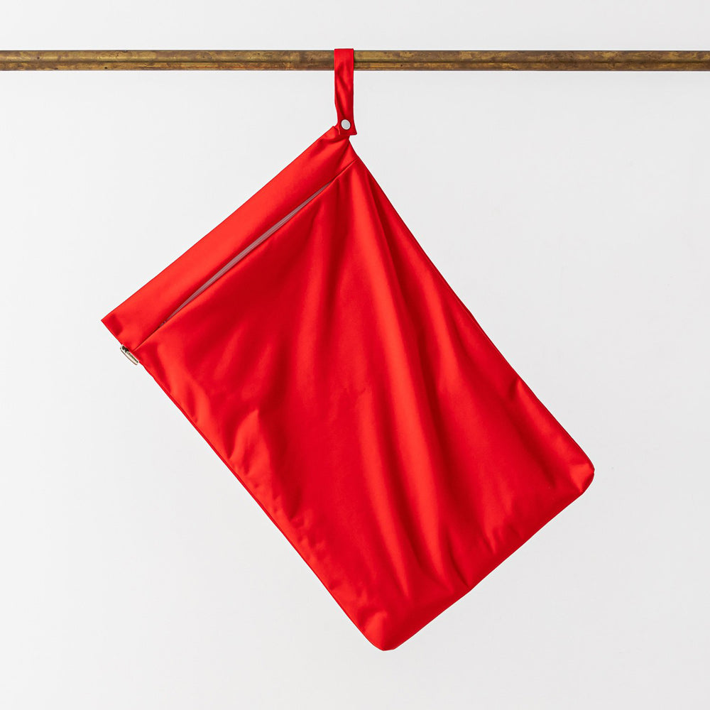 Little Lamb Hanging Nappy Pail XL im Design Watermelon (Rot), an einer Holzstange aufgehängt