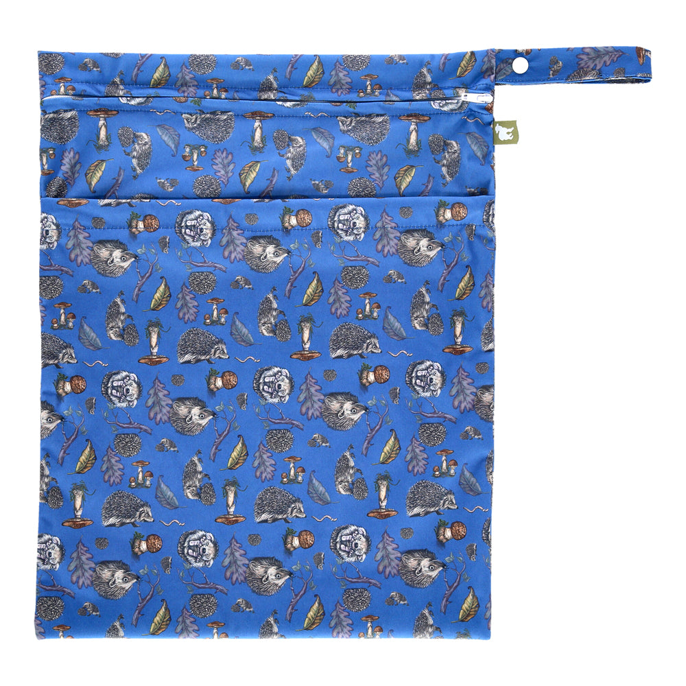 Little Lamb Nasstasche Größe L im Design Truffle Shuffle mit Igeln auf Blau, von vorn mit Trockenfach und Schlaufe