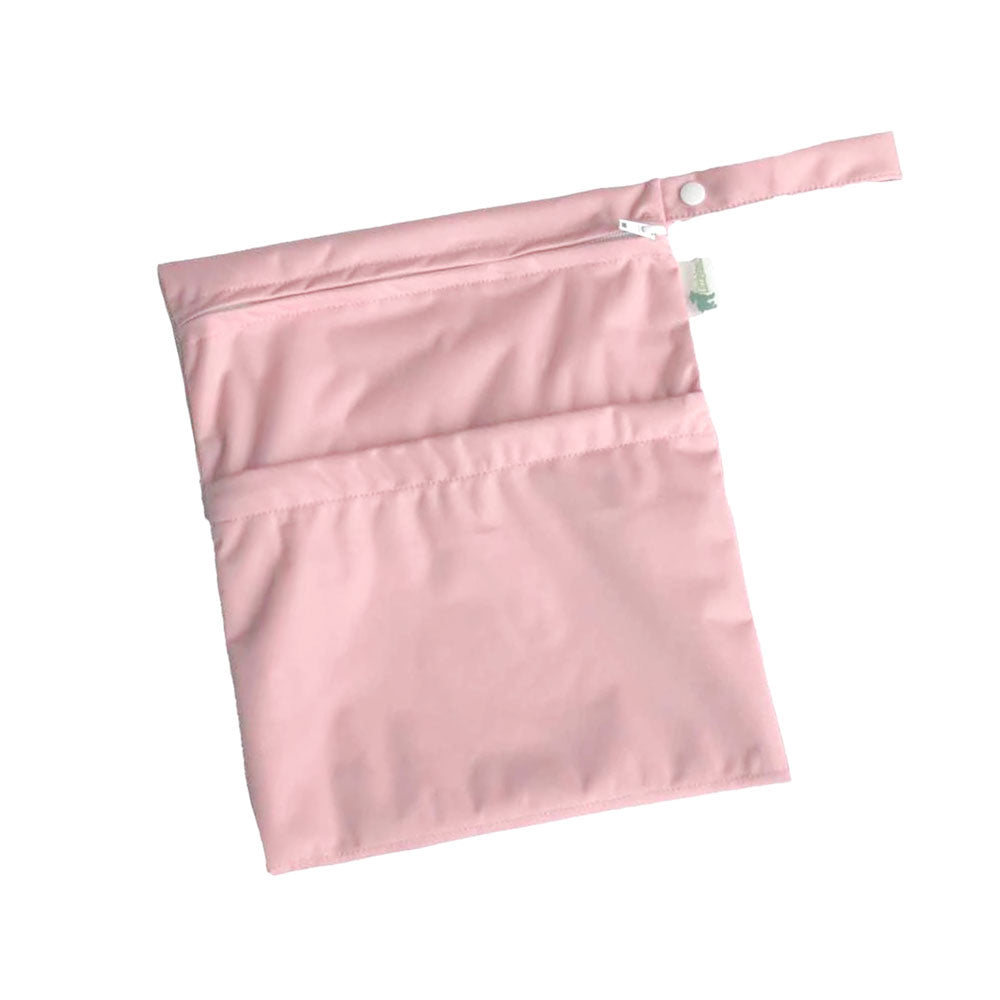 Little Lamb Nasstasche Größe M im Design Blush (Rosa), schräg liegend mit zwei Reißverschlussfächern