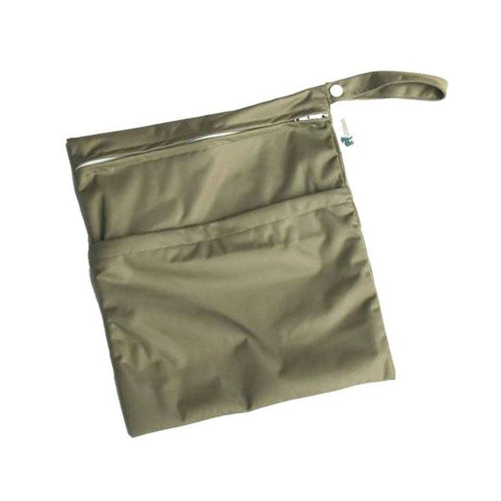 Little Lamb Nasstasche Größe M im Design Khaki (Olivgrün), schräg liegend mit zwei Reißverschlussfächern