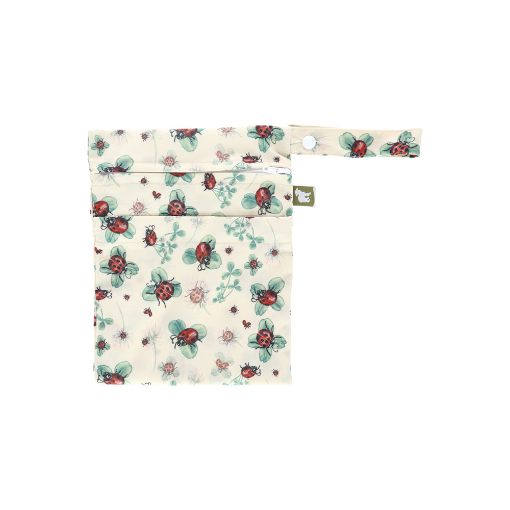 Little Lamb Nasstasche Größe S im Design Ladybug Lullaby mit Marienkäfern auf Creme, von vorn mit Trockenfach und Schlaufe