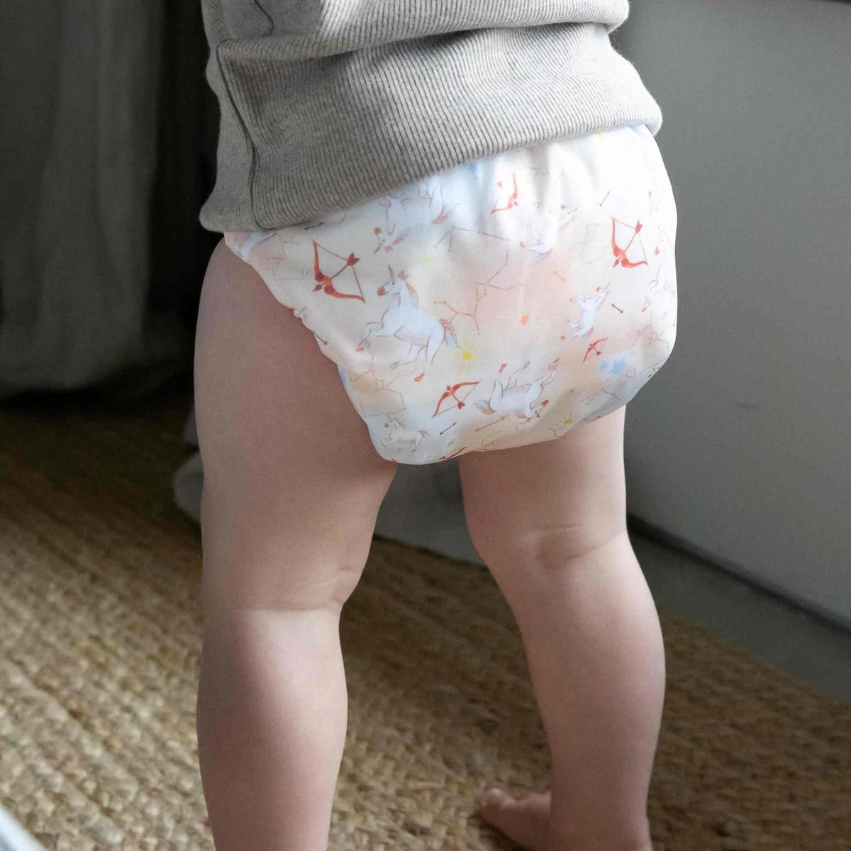 Stehendes Kleinkind von hinten in einer Little Lamb Pocketwindel, Anwendungsbeispiel