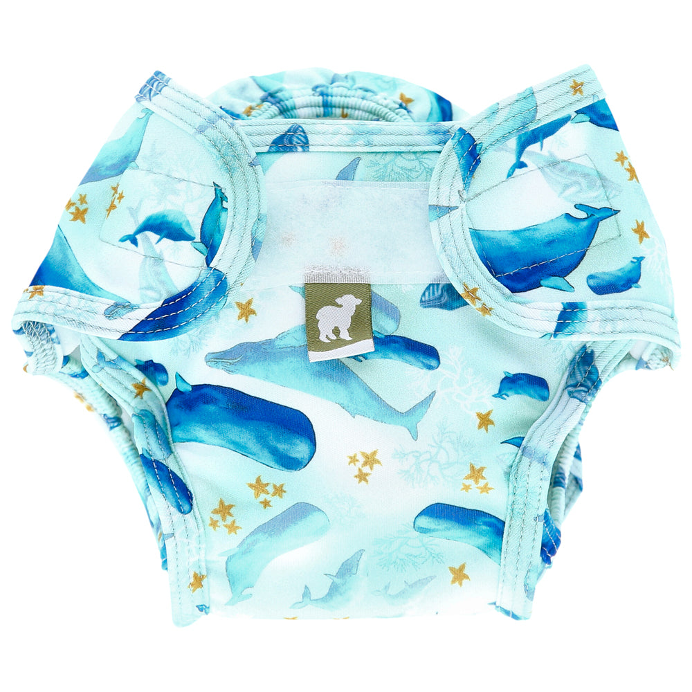 Little Lamb waschbare Schwimmwindel im Design Under the Sea mit Walen auf Hellblau, mit seitlichem Klettverschluss