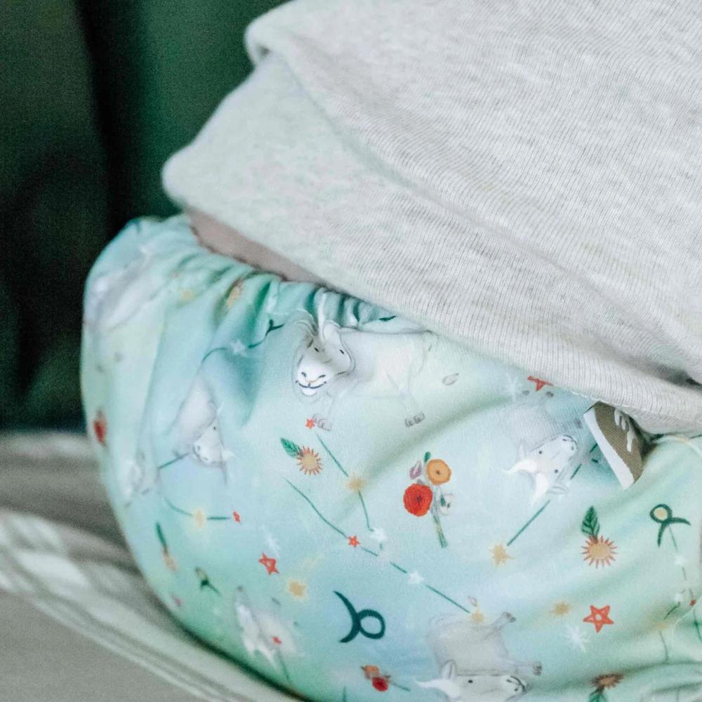 Little Lamb - Überhose (Stretchy PUL-Wrap) - One Size für Babys 9 bis ca. 17 kg