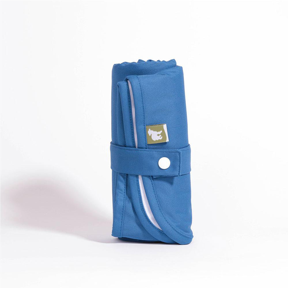 Little Lamb Magic Foldaway Changing Mat in Denim (Blau), aufgerollt mit Klettlasche und Tragegriff