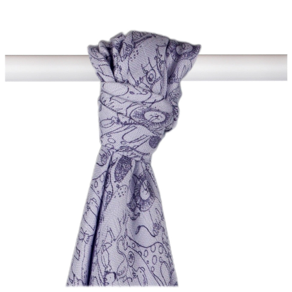 XKKO BMB Bambus-Mullwindel im Design Safari Lavender Aura aufgehängt, Tiermotive in Lila