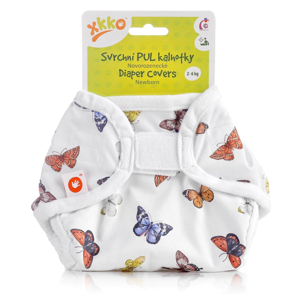 XKKO PUL-Überhose Newborn (2–6 kg) im Design Schmetterlinge von vorn, mit Klettverschluss und doppelten Beinbündchen