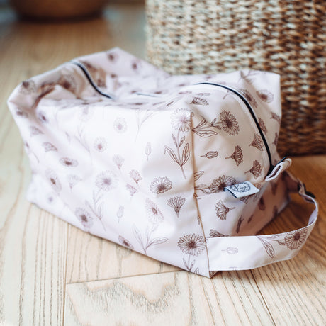 siebenKÄSEhoch - Wetbag (Nasstasche) Premium POD -  aus 100 % recycelten und hochwertigen Materialien sind die perfekte Wahl für umweltbewusste Eltern.