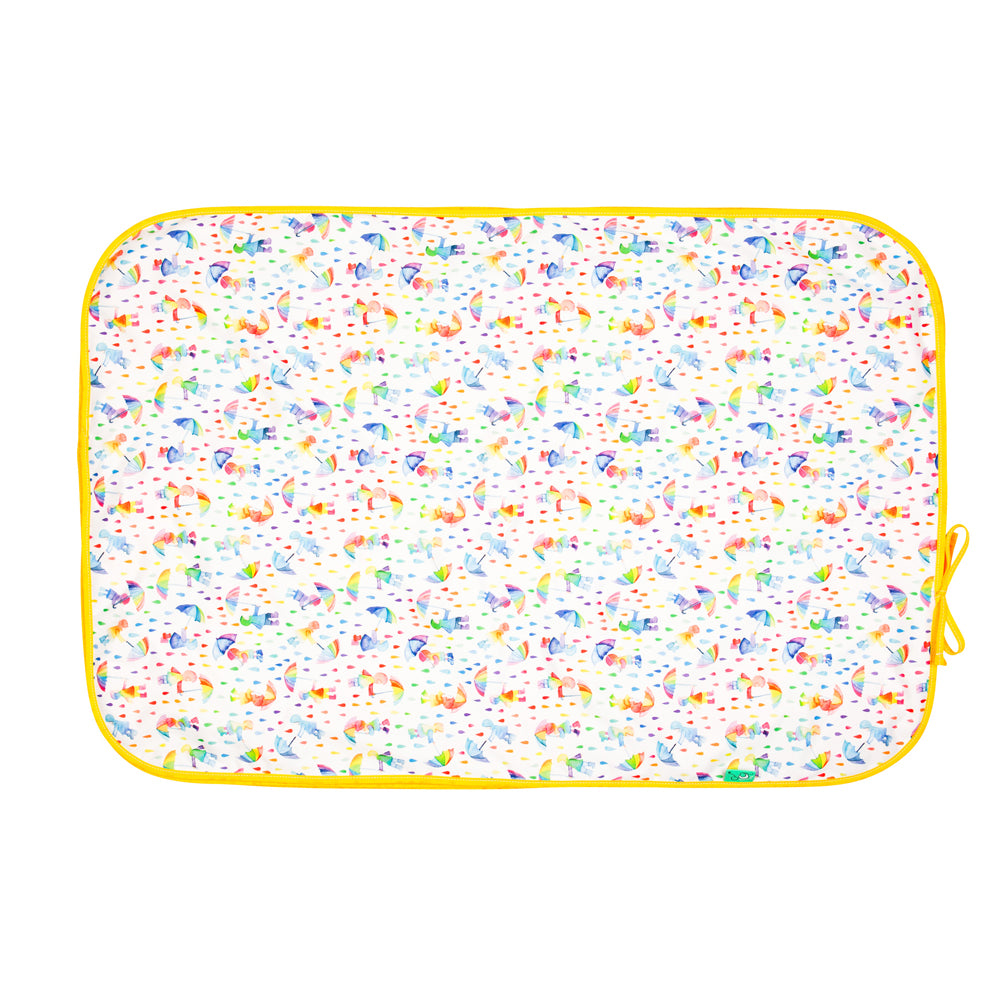TotsBots - wasserdichte Wickelunterlage "Happy Mat" (72x47 cm)