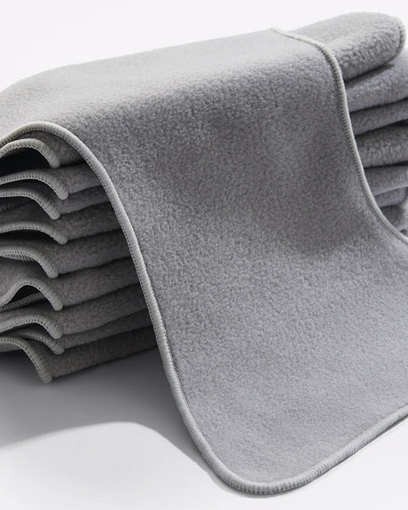 Stapel grauer Bambino Mio Fleece Liner