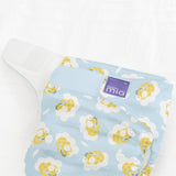 Detail der Bambino Mio MioSolo Classic Dreamy Giraffe: Klettverschluss und Etikett