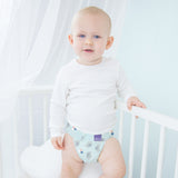 Baby steht im Bett in Bambino Mio MioSolo Gentle Giant