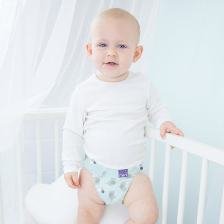 Baby steht im Bett in Bambino Mio MioSolo Gentle Giant