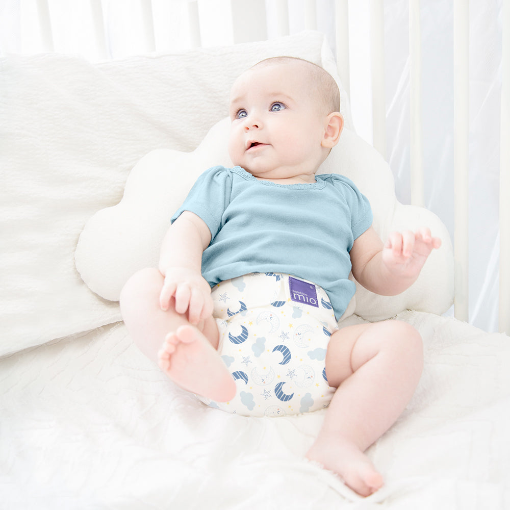Baby sitzt in Bambino Mio MioSolo Magical Moon