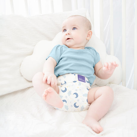 Baby sitzt in Bambino Mio MioSolo Magical Moon