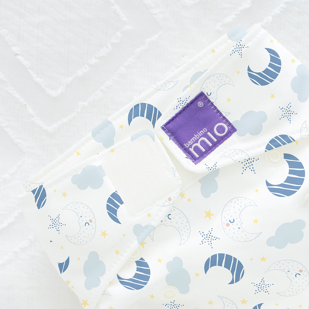 Detail der Bambino Mio MioSolo Classic Magical Moon: Klettverschluss und Etikett