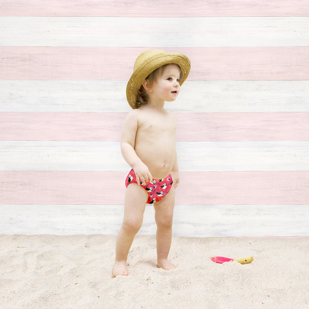 Kleinkind am Strand in der Bambino Mio Schwimmwindel Puffin Parade