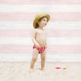 Kleinkind am Strand in der Bambino Mio Schwimmwindel Puffin Parade