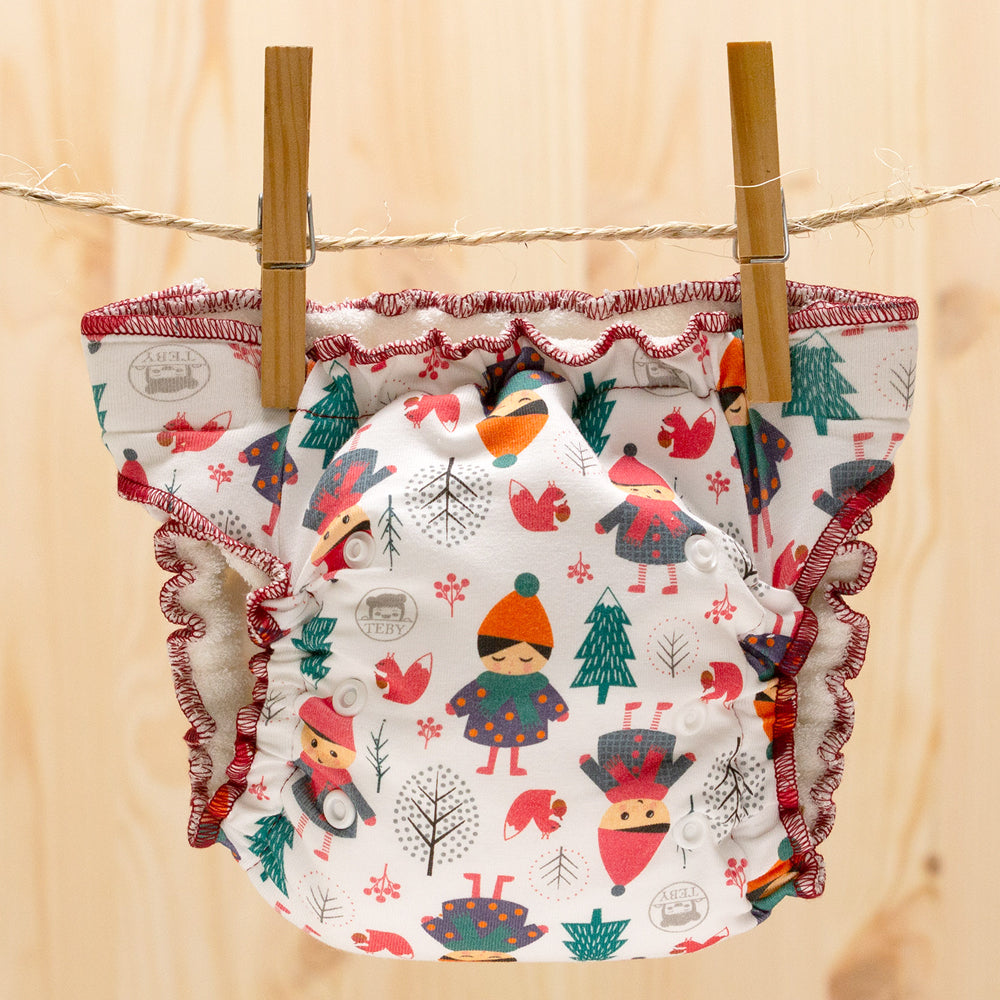Culla di Teby Höschenwindel mit Pocketfunktion im Design Childhood auf der Wäscheleine