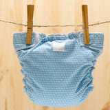 Culla di Teby Höschenwindel mit Pocketfunktion im Design Light Blue Pois auf der Wäscheleine (weitere Ansicht)