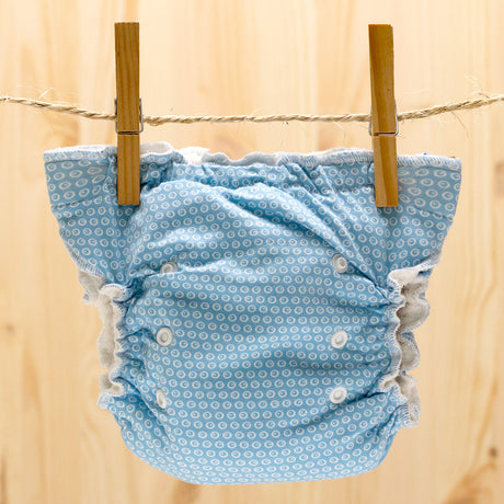 Culla di Teby Höschenwindel mit Pocketfunktion im Design Light Blue Pois auf der Wäscheleine