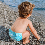 Kind trägt die Culla di Teby „Soft Touch“ Überhose und Schwimmwindel im Design Fish and Kids