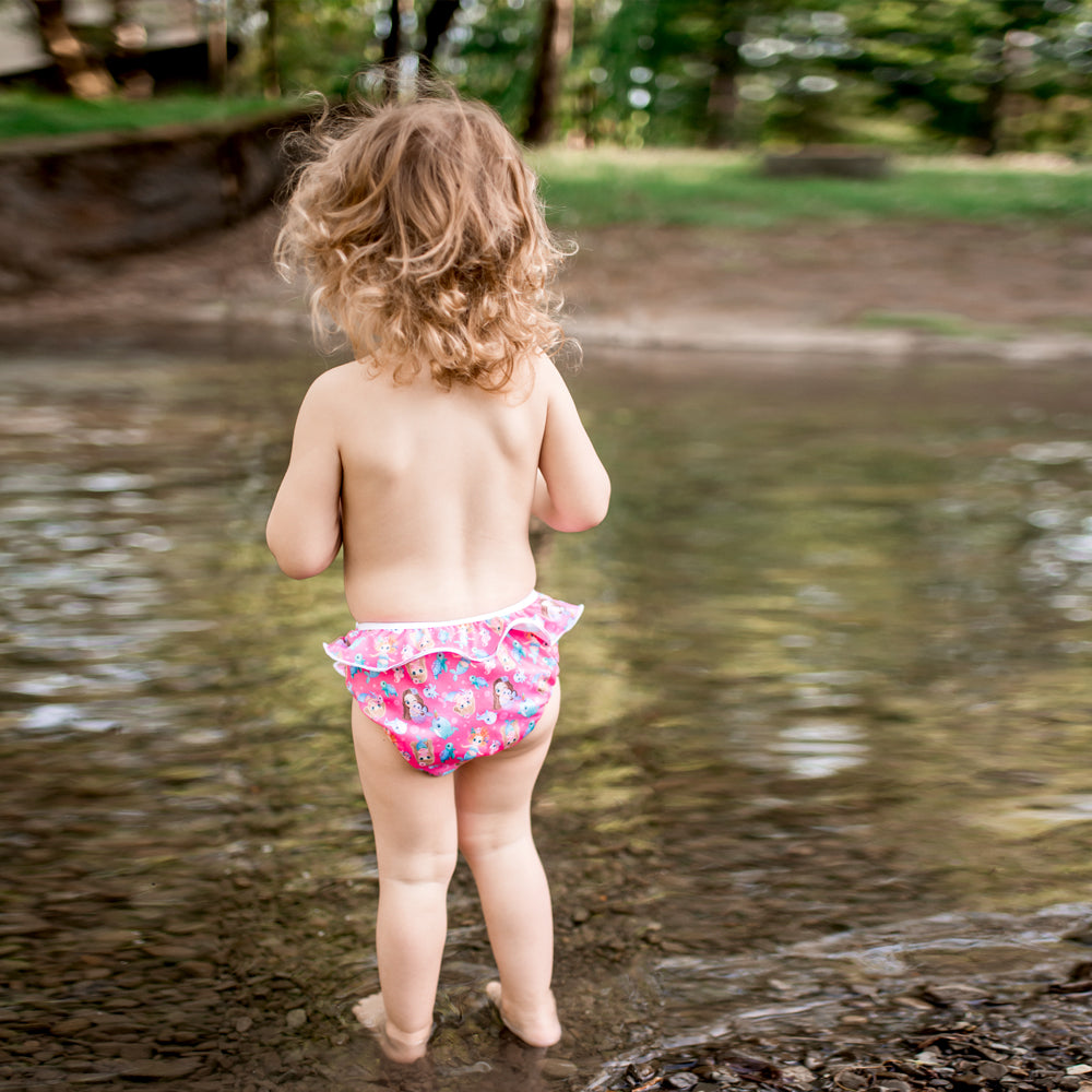 Mädchen in der Doodush Schwimmwindel Pink Mermaid im flachen Wasser