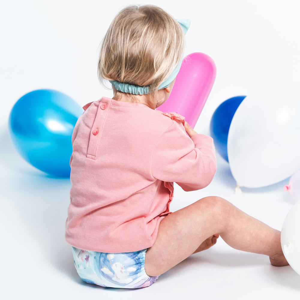 Kleinkind mit Luftballons in der Doodush Überhose V2.0 mit Laschen im Design Pastel Bunnies (Hasen)