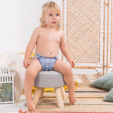 Kleinkind trägt die Doodush Überhose V2.0 mit Laschen im Design Sweet Dreams