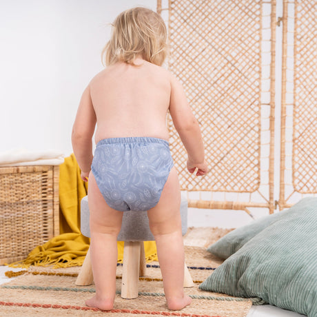Kleinkind in der Doodush Überhose V2.0 mit Laschen im Design Sweet Dreams – weiteres Anwendungsfoto