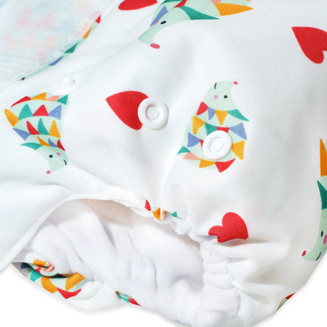 Nahaufnahme der Little Clouds SuperCloud All-in-One-Windel im Design Igel mit Details zu Stoff und Verarbeitung