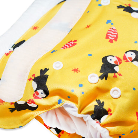 Detailaufnahme der Little Clouds SuperCloud All-in-One-Windel im Design Papageientaucher mit Druckknöpfen zur Höhenverstellung und Beinbündchen