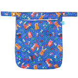 Little Clouds einfache Nasstasche (Wetbag) Größe L im Design Waldtiere von vorn mit Reißverschluss und Druckknopf-Schlaufe