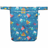 Little Clouds einfache Nasstasche (Wetbag) Größe M im Design Wikinger von vorn mit Reißverschluss und Druckknopf-Schlaufe