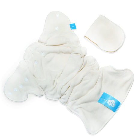 Geöffnete Little Clouds FluffyCloud Höschenwindel mit Druckknöpfen neben einer kleinen Zusatzeinlage